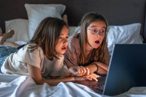 Estudo revela falhas na proteção infantil em transmissões online ao vivo
